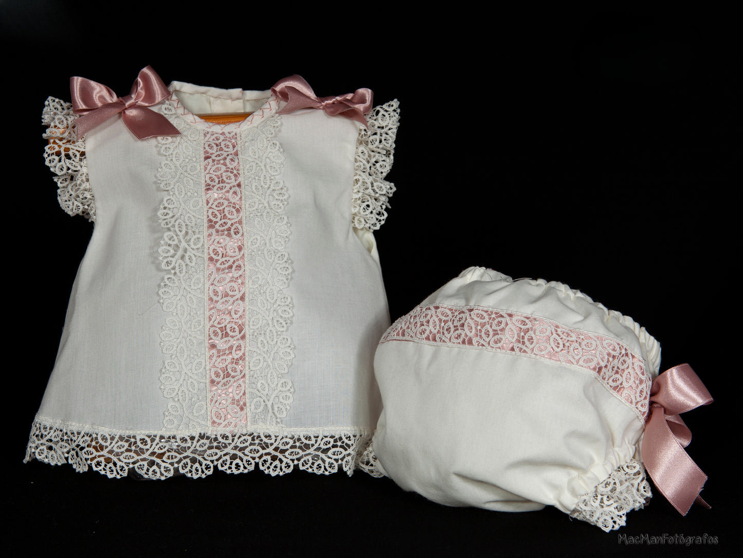 Conjunto 2704 con lazo rosa para bautizo de MIMOSINES