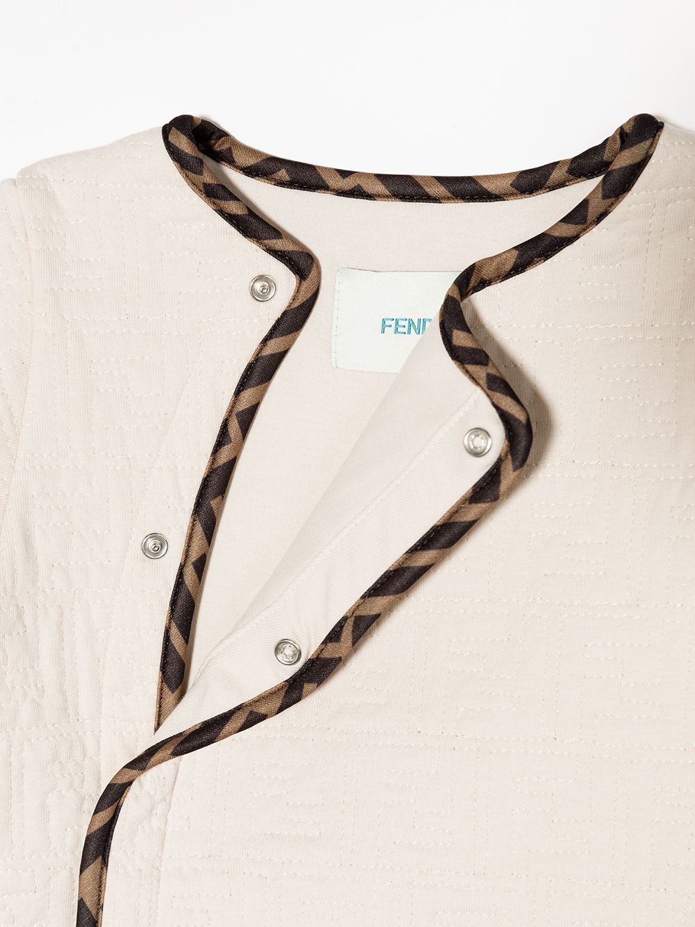 Conjunto de algodón acolchado beige con gorro y babero Fendi para bebé