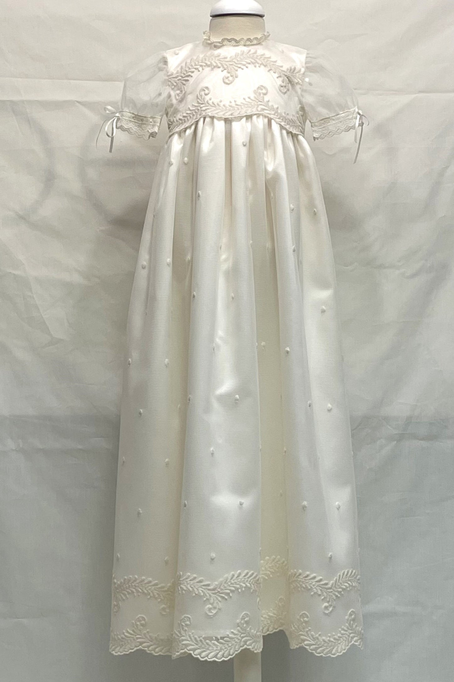 Faldón CEREMONIA CRUDO con gorro de la marca Belan