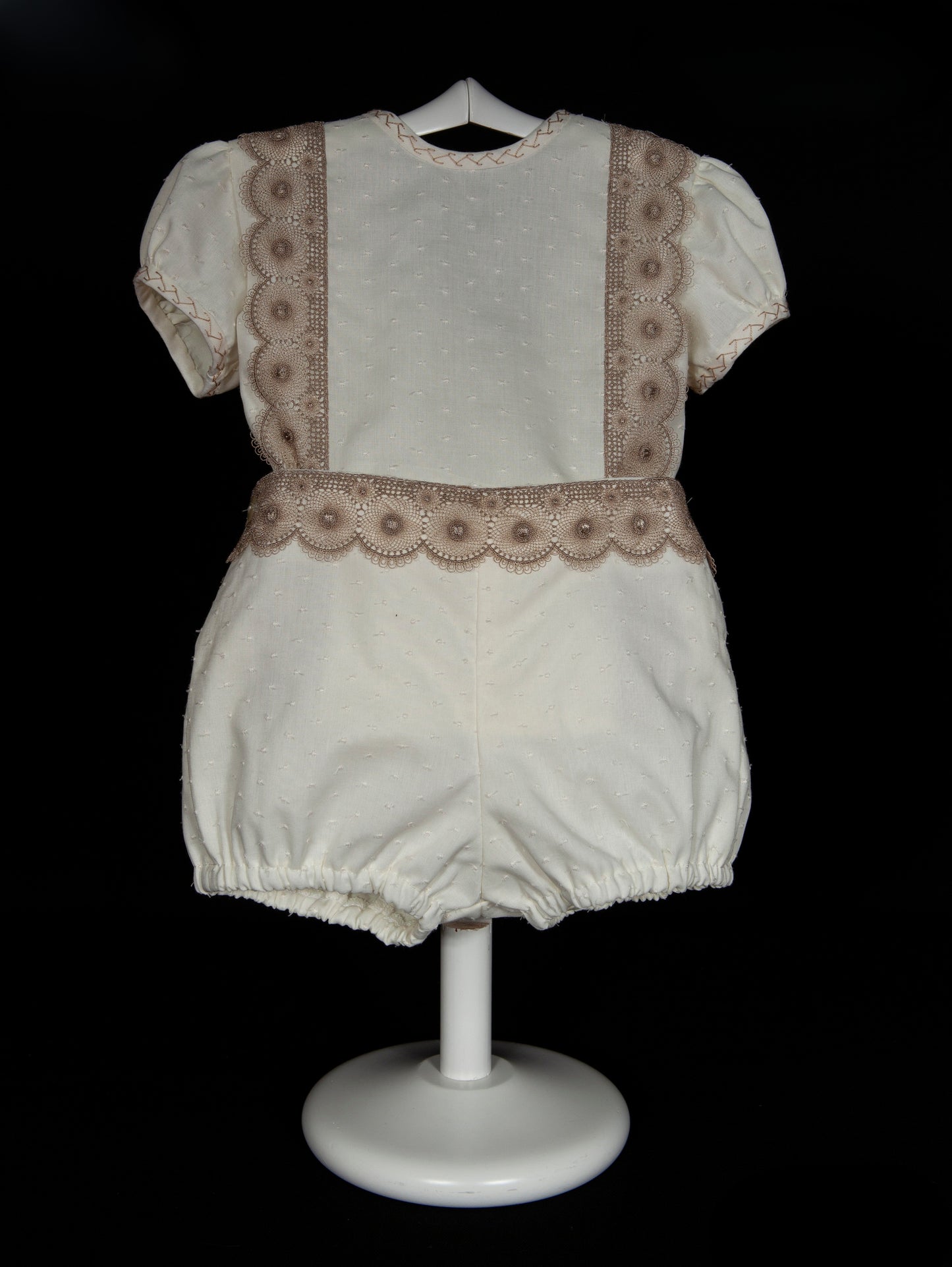 Conjunto con gorro y zapatitos con encaje de la marca MIMOSINES