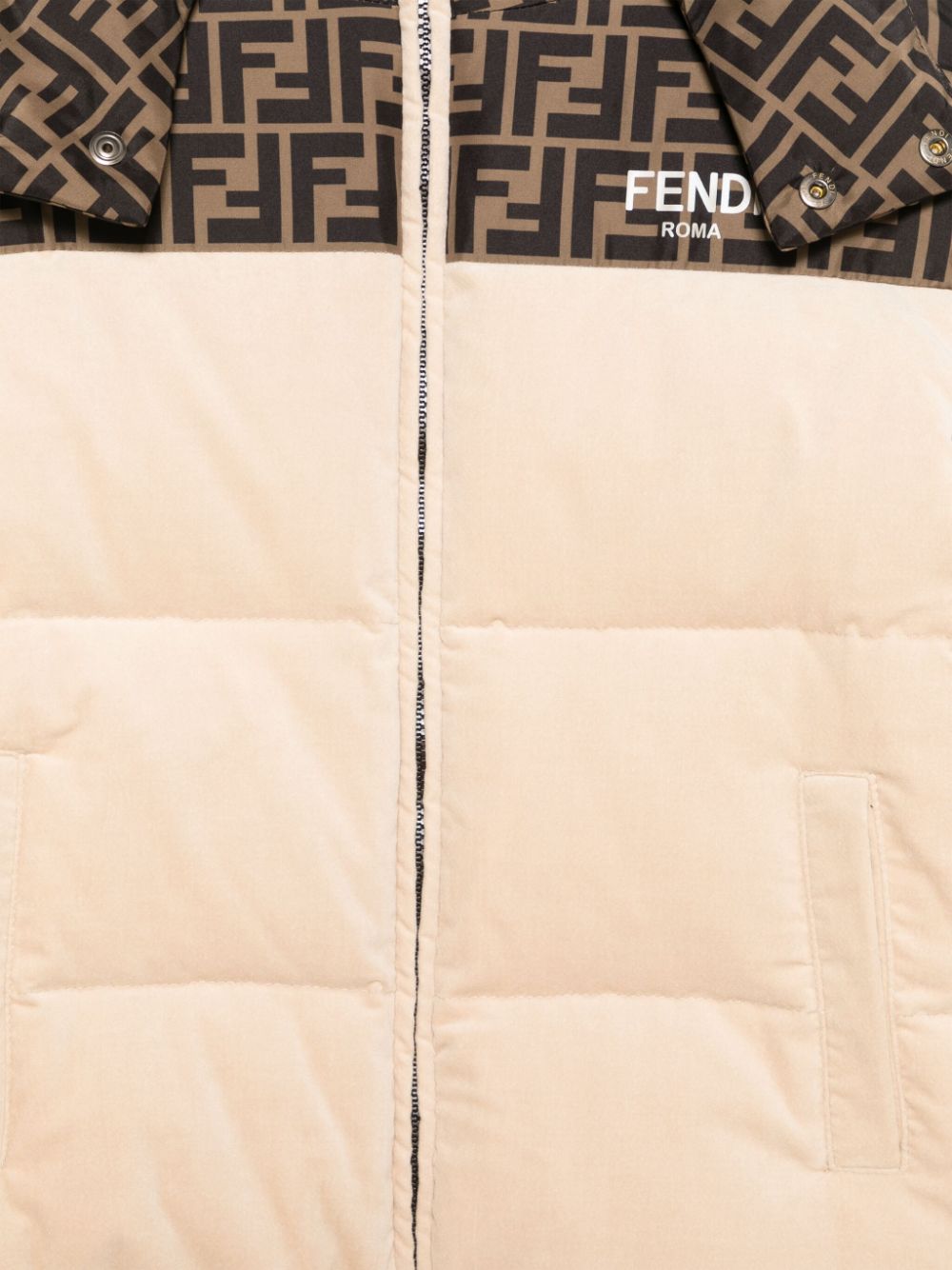Chaqueta de plumón júnior beige con capucha y logo FF de la marca Fendi para niña