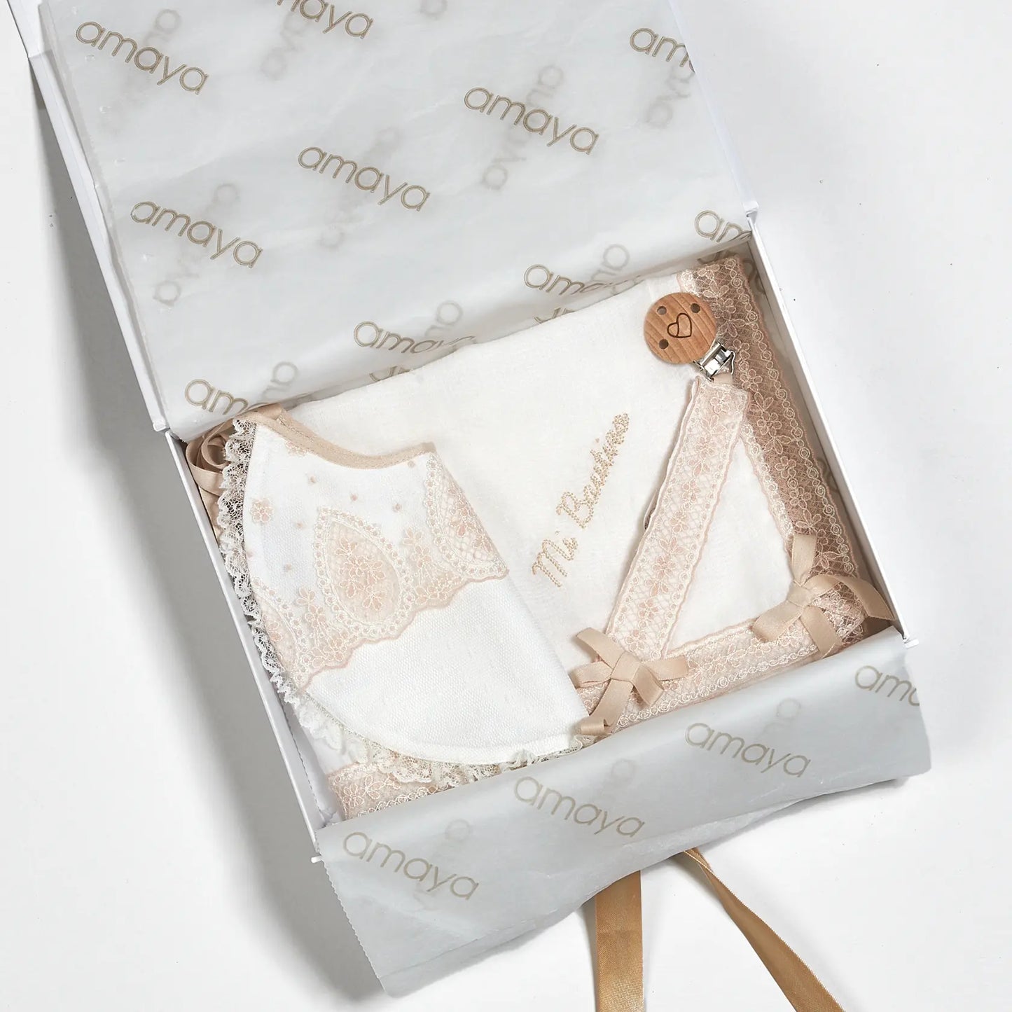Set de bautizo de babero, chupetero y pañuelo de la marca Amaya