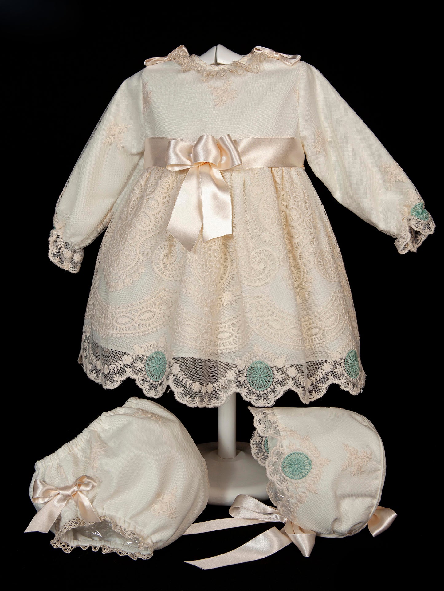 Vestido con bragita 2745 con gorro y zapatitos bautizo de la marca MIMOSINES