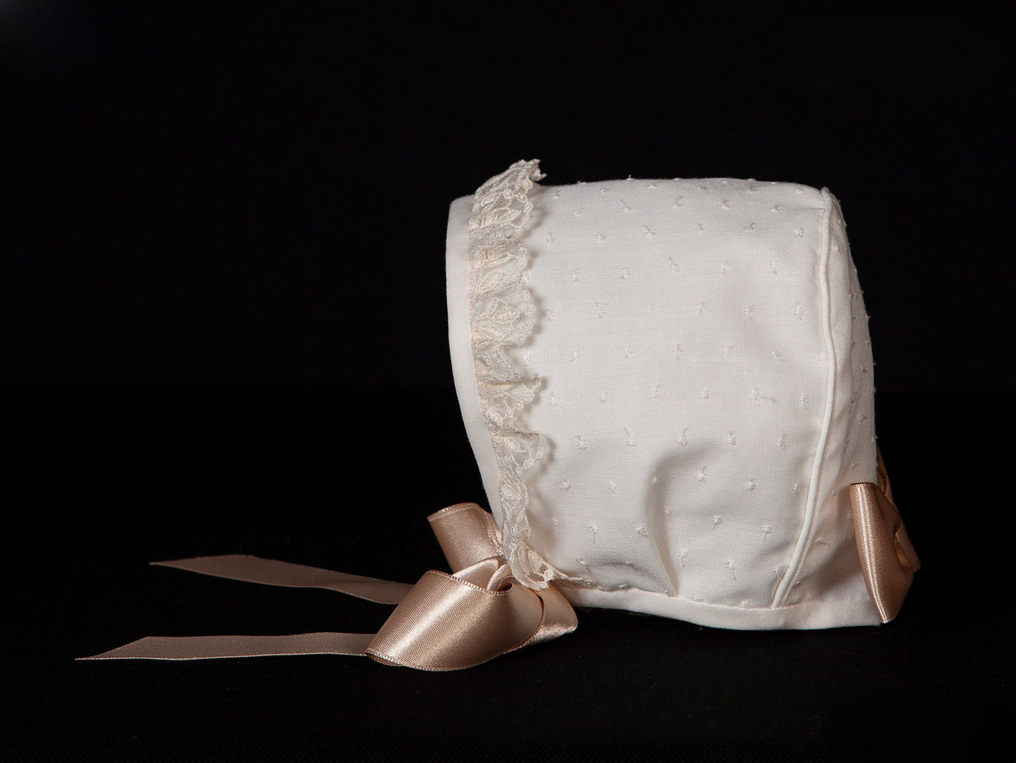 Vestido de bautizo estilo faldón con gorro y zapatitos de la marca MIMOSIMES