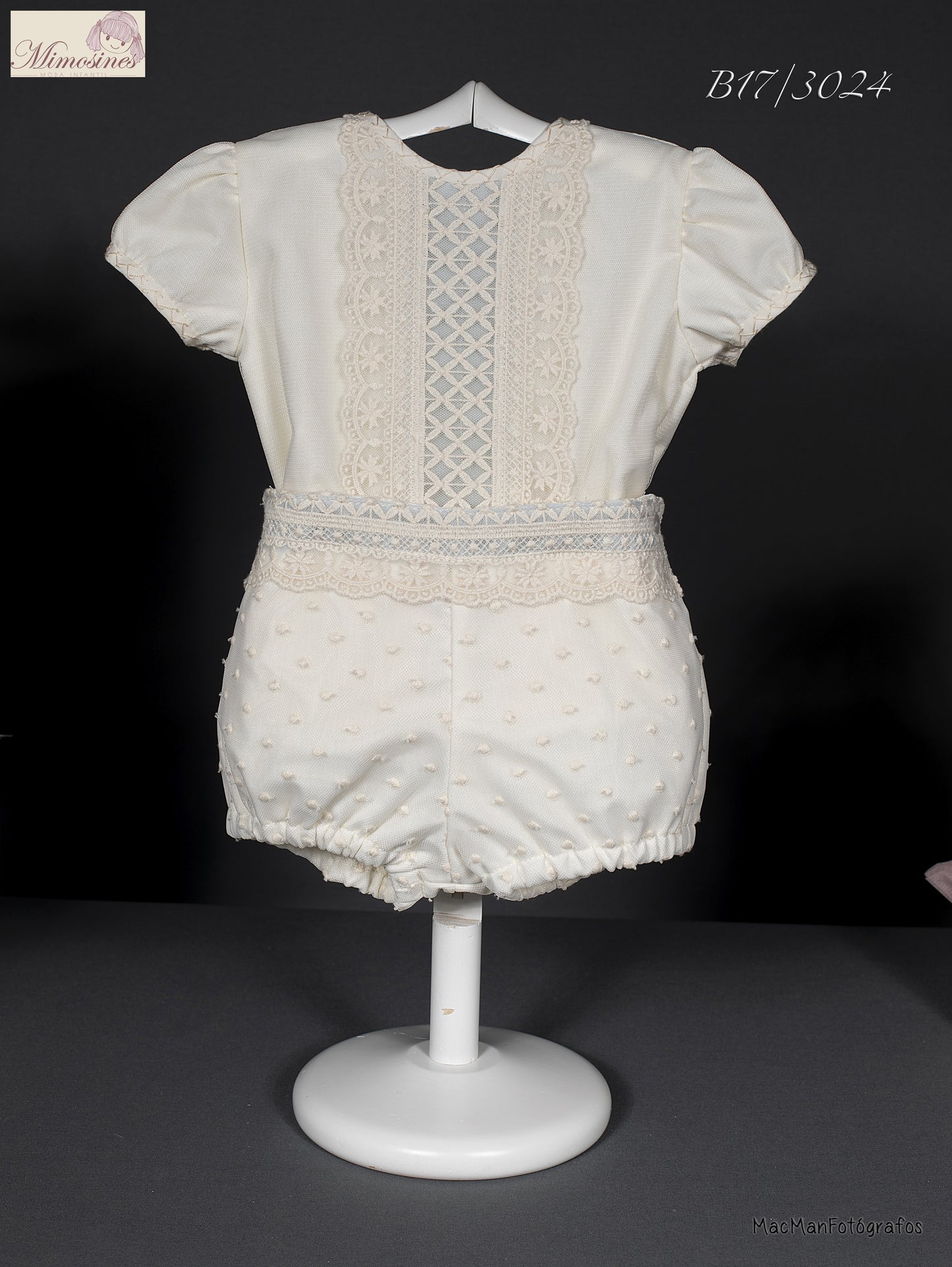 Conjunto con gorro y zapatitos con encaje de la marca MIMOSINES