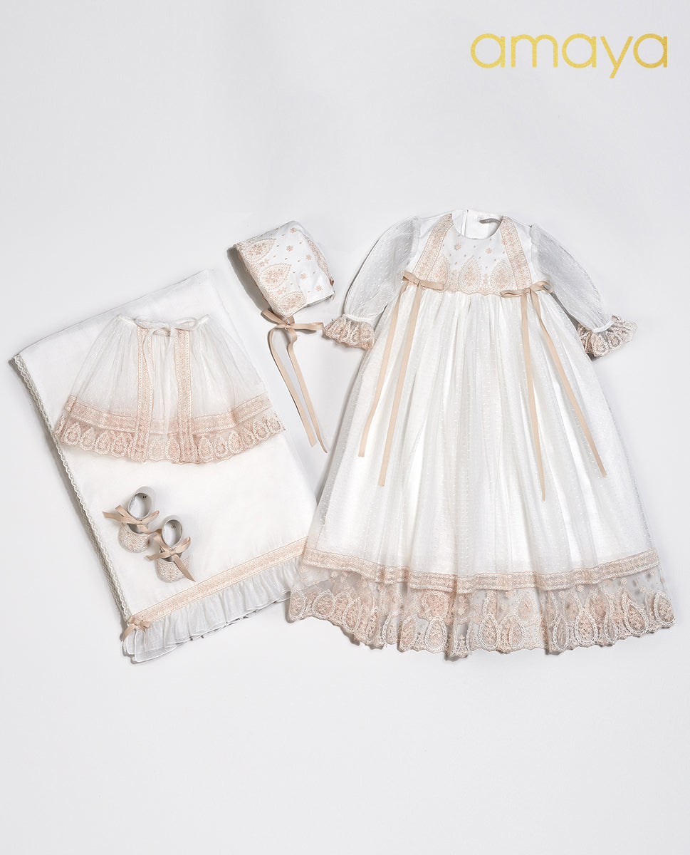 Faldón de bautizo con capota y bragita de la marca Amaya