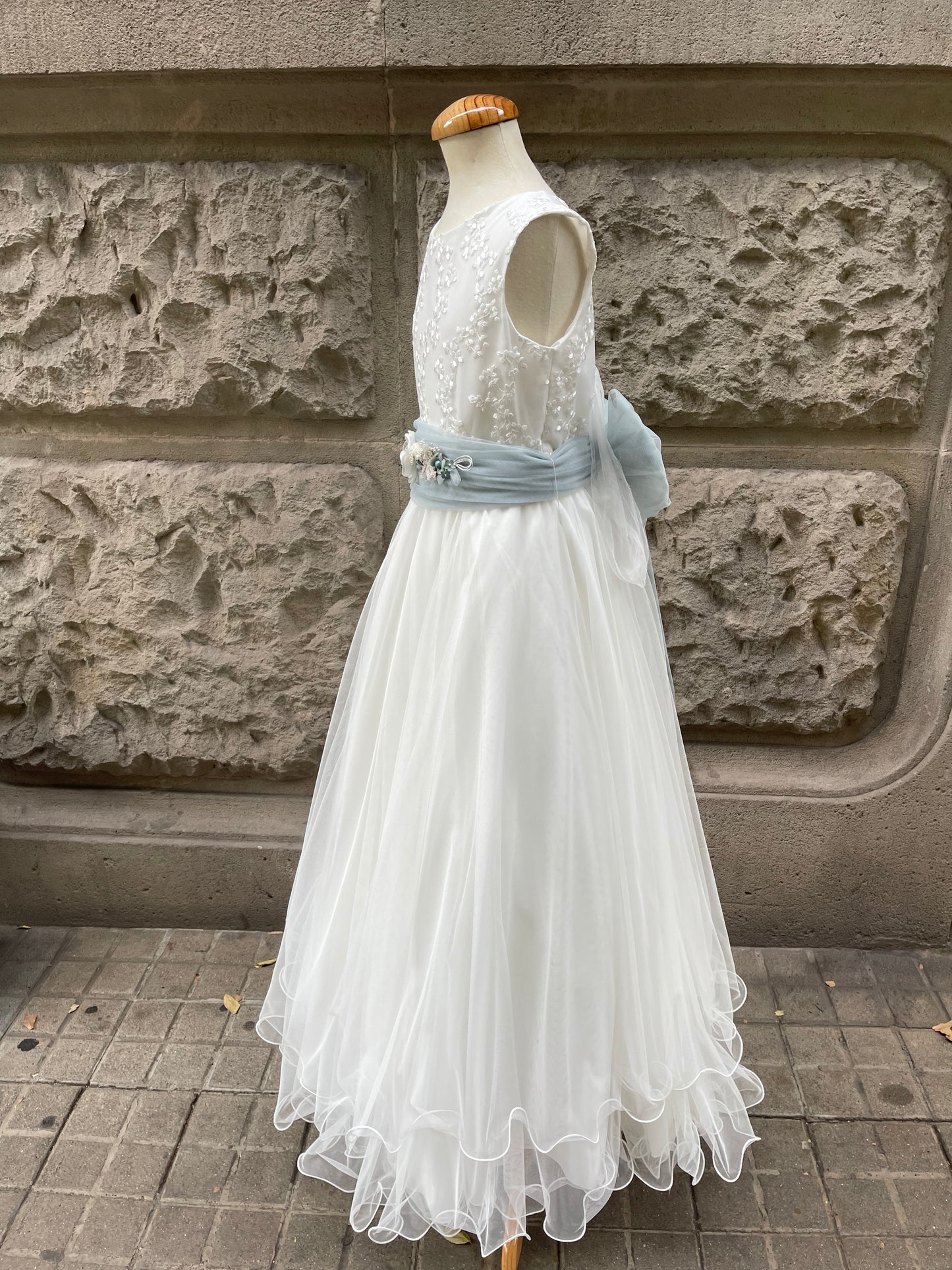 Vestido de comunión 541 para niñas de la marca MIMILÚ (el cinturón y la flor son diferentes de la foto)