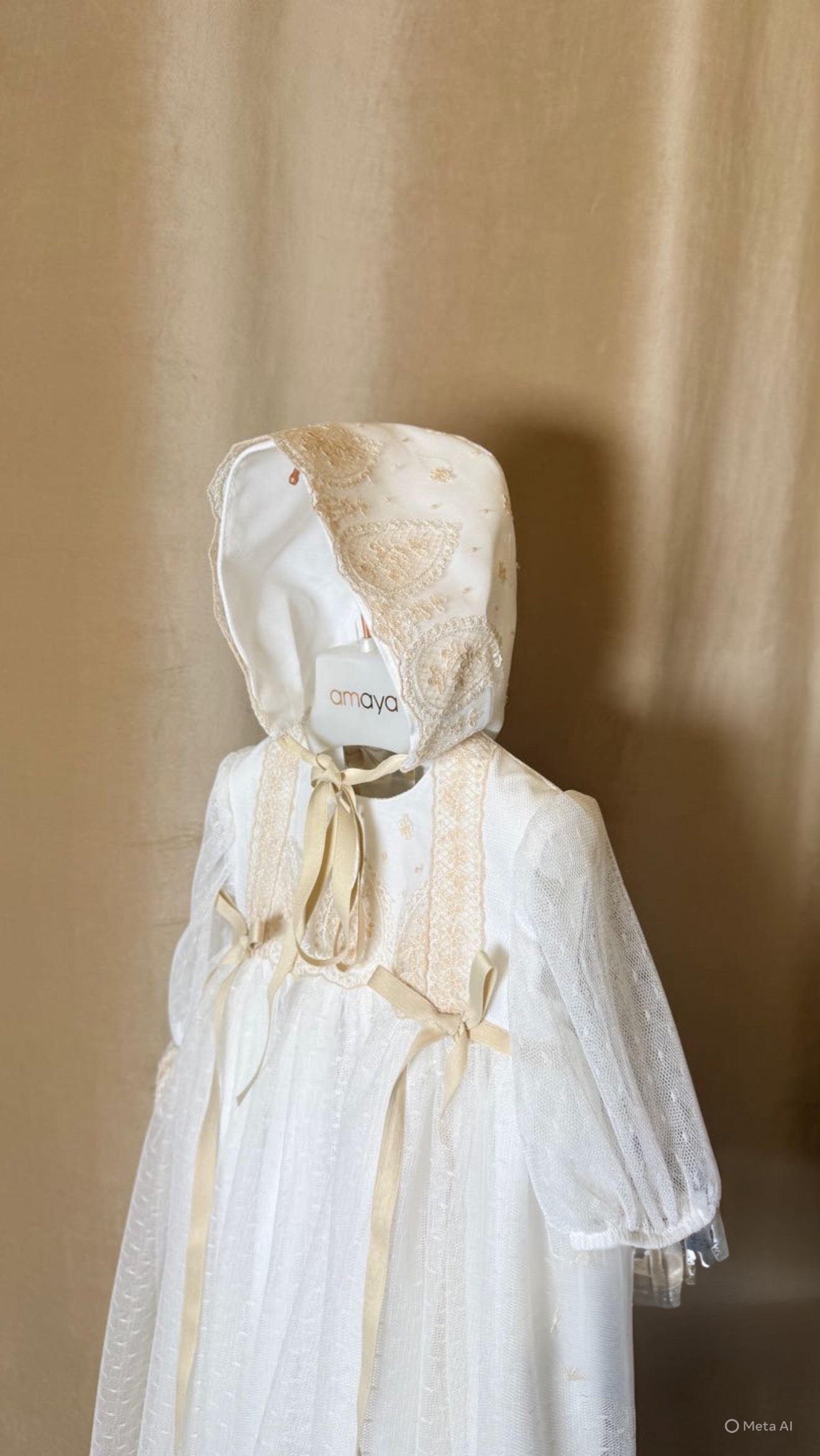 Faldón de bautizo con capota y bragita de la marca Amaya