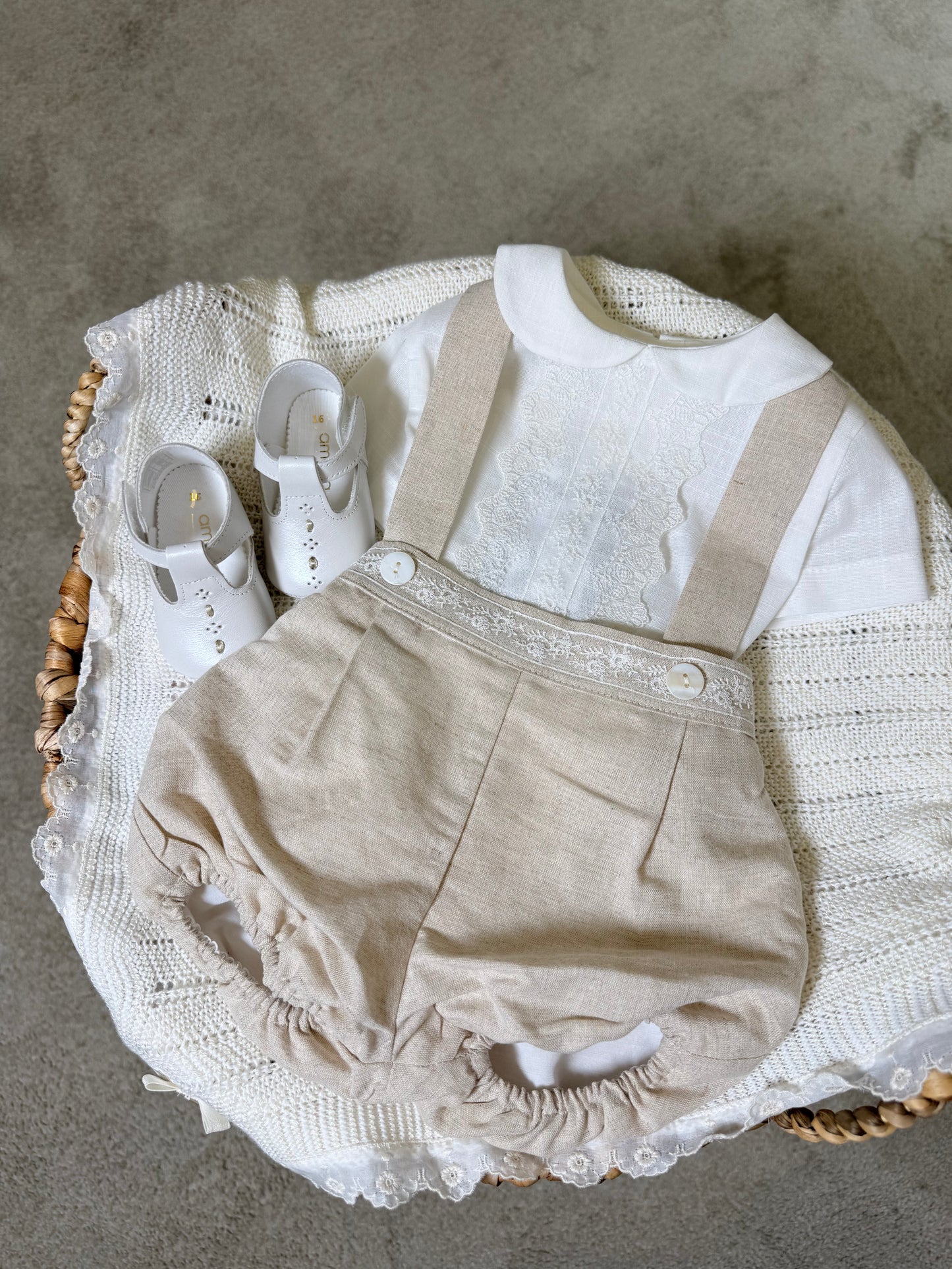 Set de pantalón corto tostado con tirantes y camisa blanca de la marca AMAYA