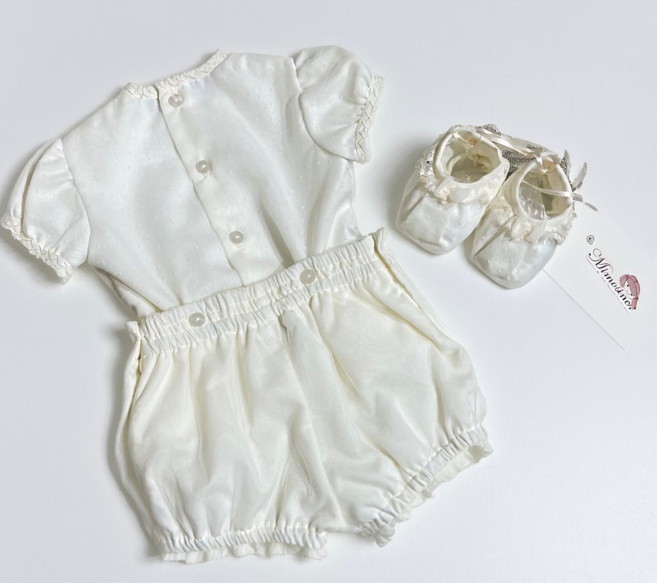 Conjunto con gorro y zapatitos con encaje de la marca MIMOSINES