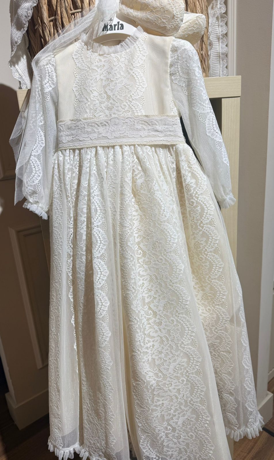 Vestido de bautizo estilo faldón M215 con capota, braguita y patucos de la marca Marla