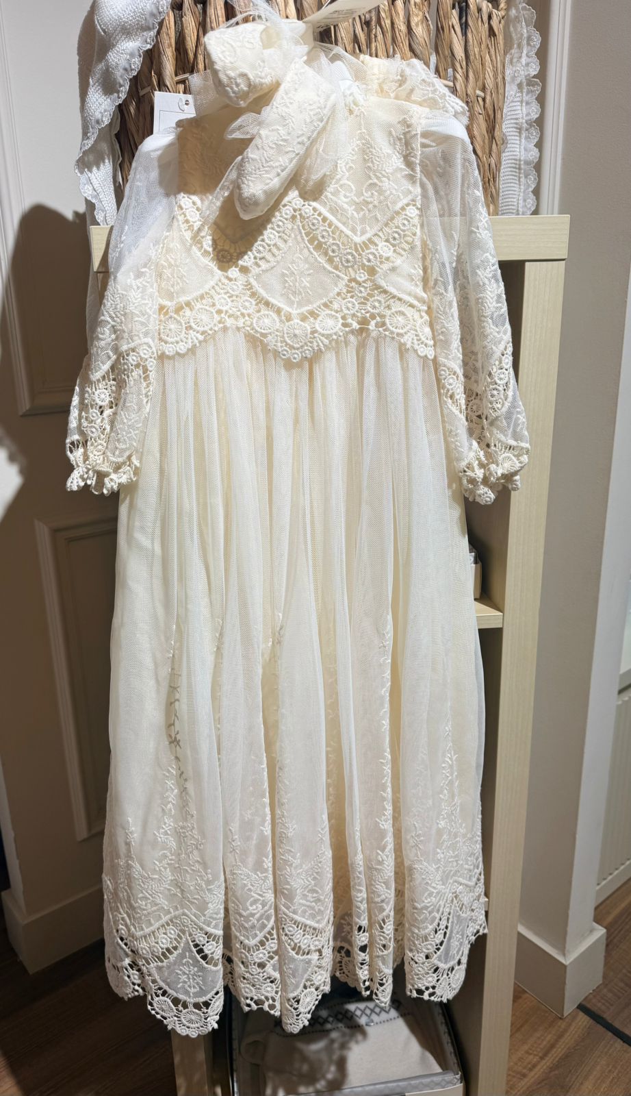 Vestido de bautizo estilo faldón M210 con capota, braguita y patucos de la marca Marla