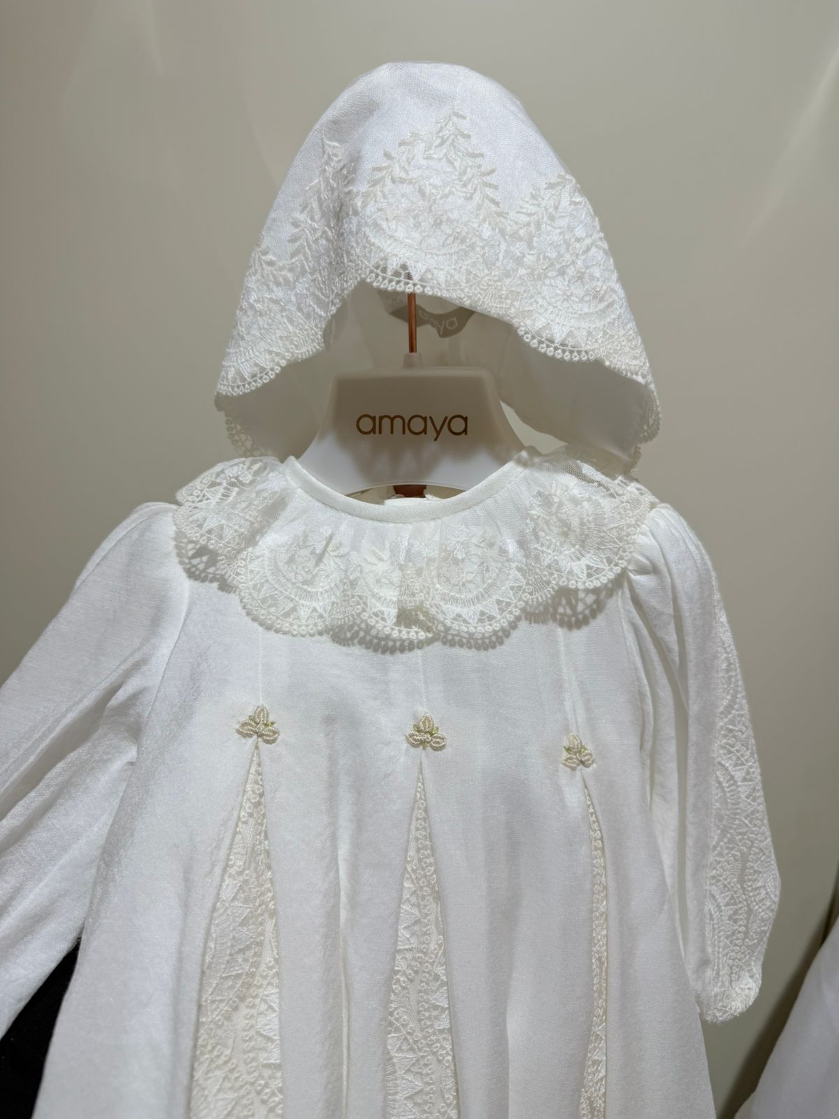 Faldón de viscosa con capota y bragita de la marca Amaya