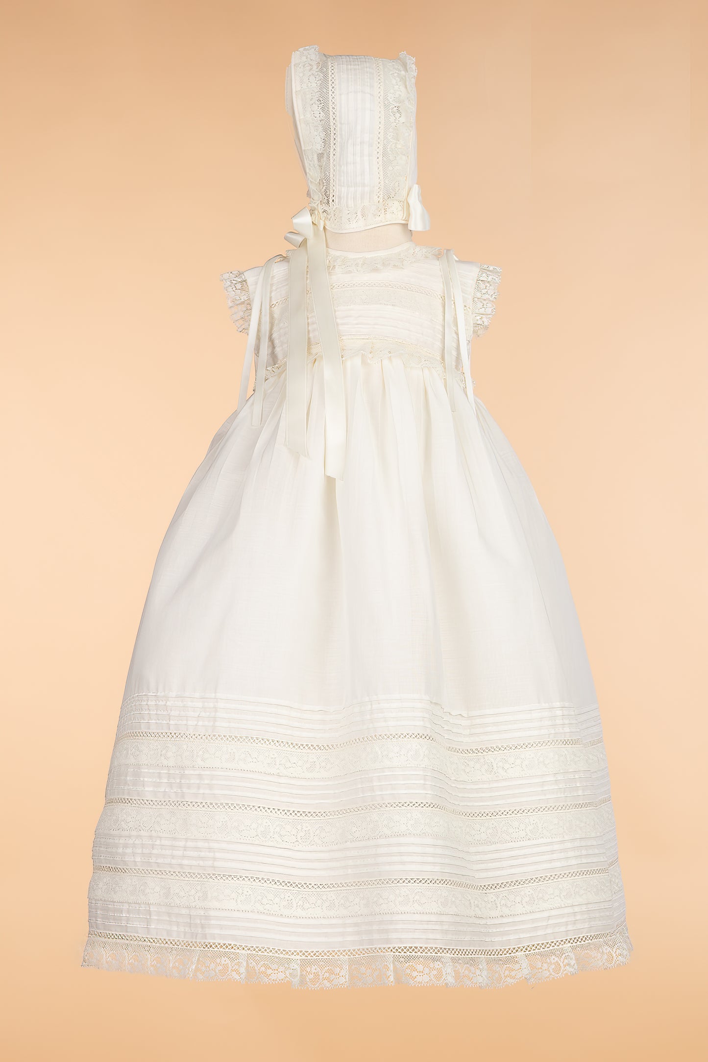 Ropa para niños - faldón jaretas blanco con gorro de la marca Belan