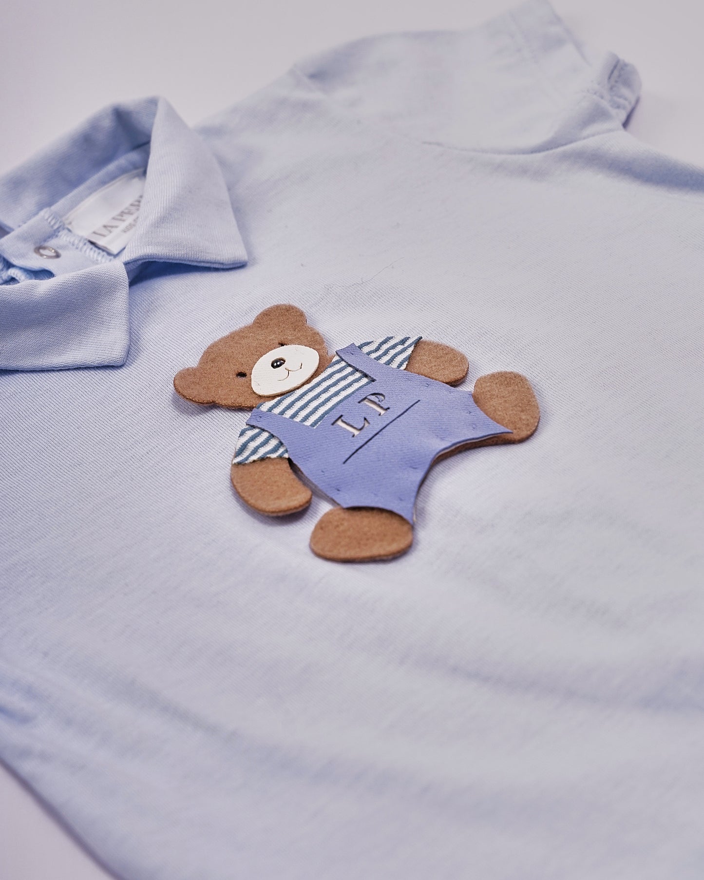 سالوبيت للأولاد باللون الأزرق الفاتح مع شعار بأكمام قصيرة مع حذاء لا بيرلا