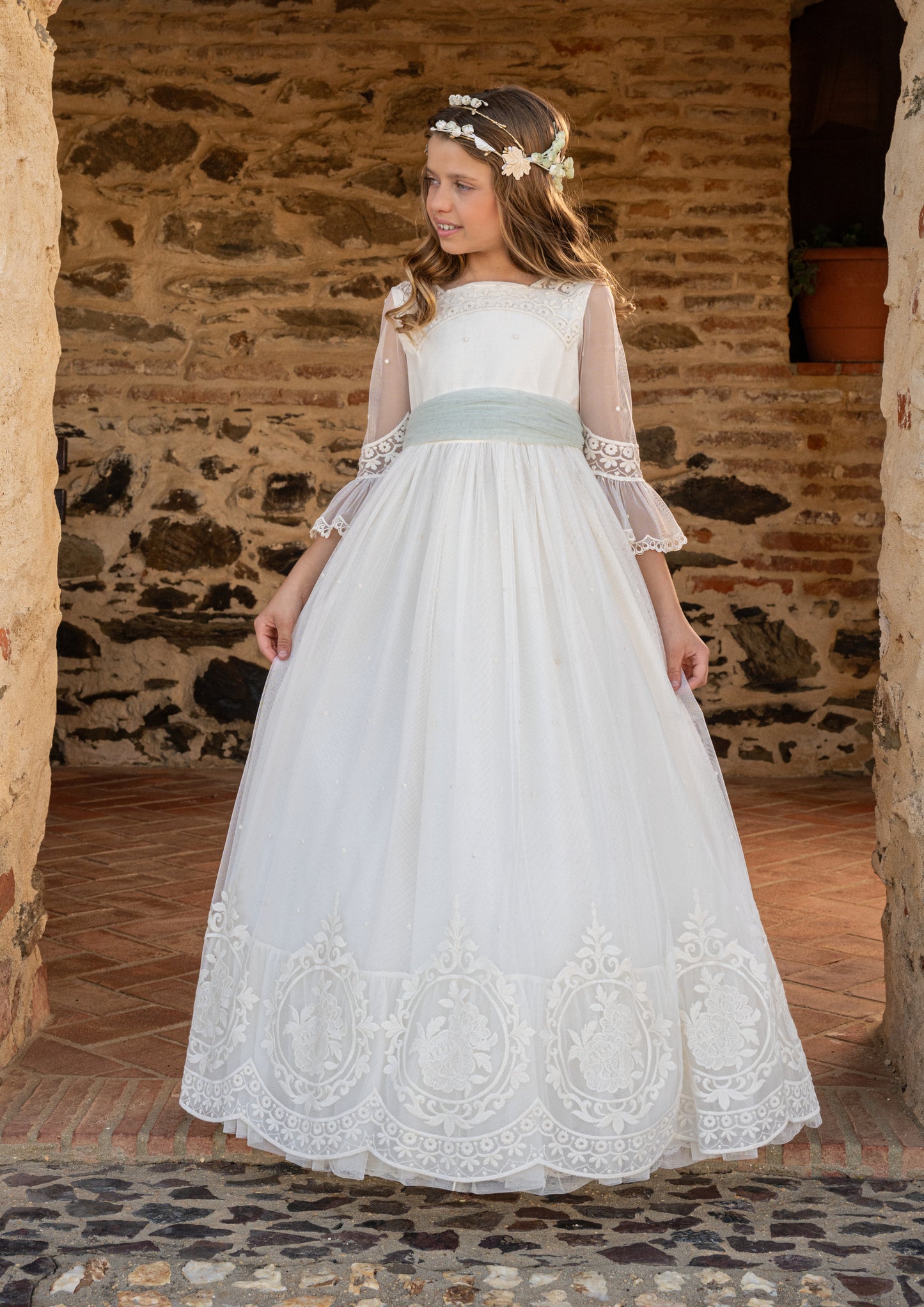 فستان ISABEL للفتيات من ماركة Manuela (يشمل تاج الزهرة)