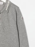 Polo gris con logo estampado de la marca MONCLER