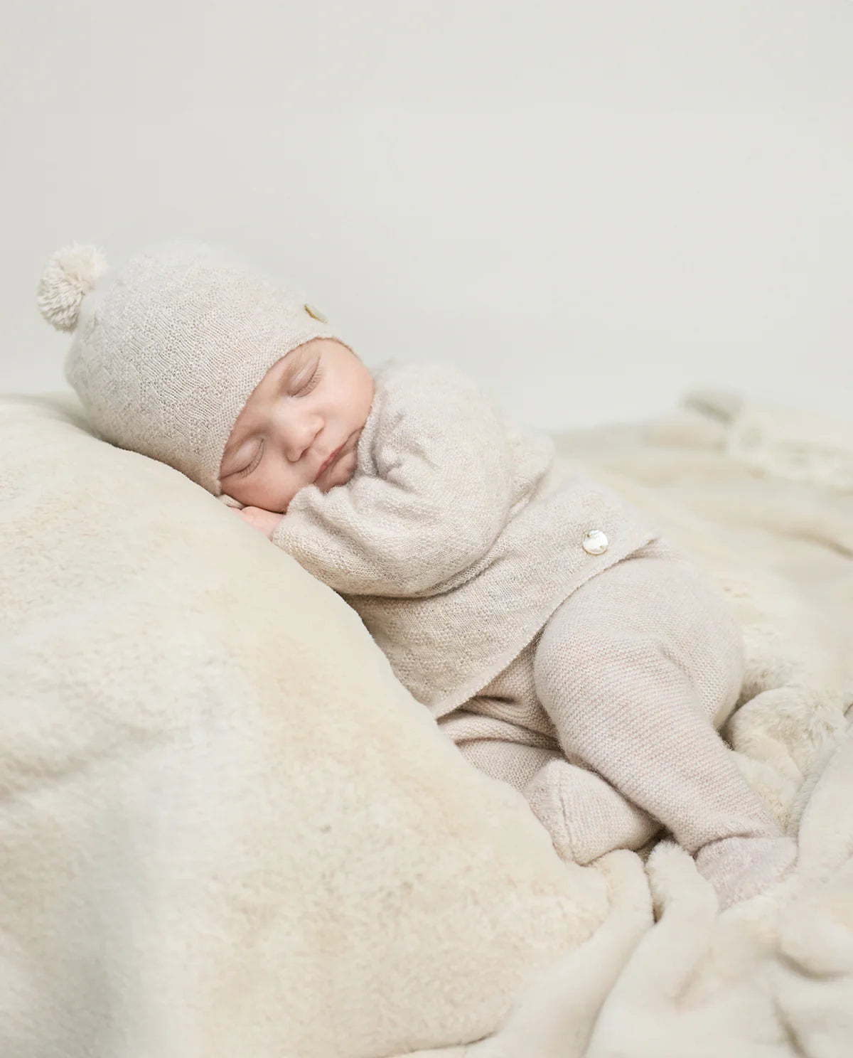 Conjunto de lana cashmere beige ESSENTIA para bebé de la marca Paz Rodriguez