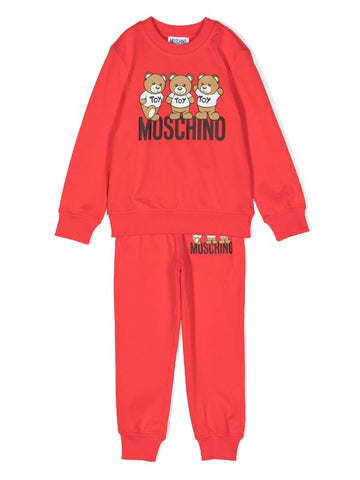 ملابس للبنات - بدلة رياضية حمراء مع شعار MOSCHINO مطبوع