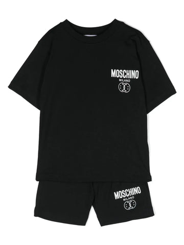 ملابس للأطفال - طقم تي شيرت وسروال قصير باللون الأزرق يحمل شعار MOSCHINO