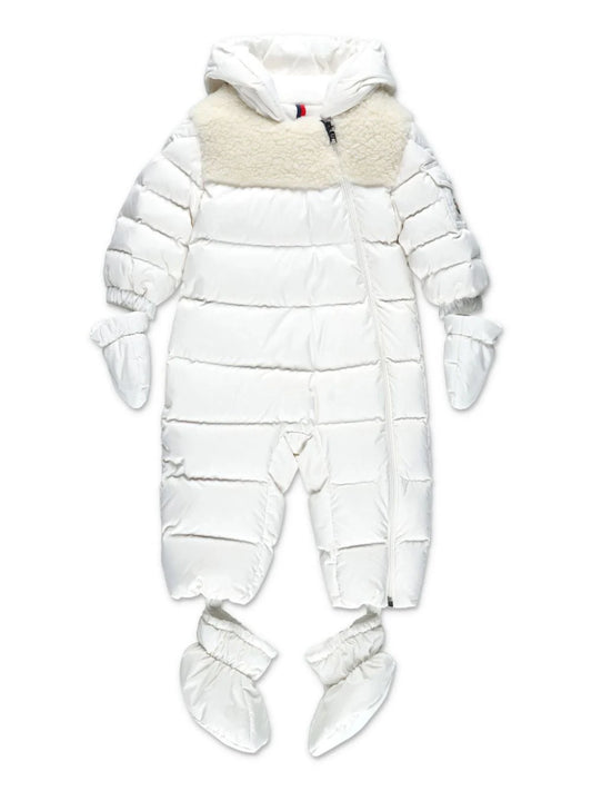 Pelele plumífero blanco con capucha de la marca MONCLER para niña
