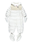 Traje de nieve blanco capitonado con capucha de la marca MONCLER