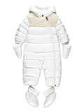 Traje de nieve blanco capitonado con capucha de la marca MONCLER