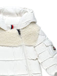 Traje de nieve blanco capitonado con capucha de la marca MONCLER