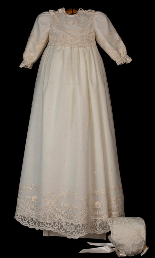 Vestido de bautizo estilo faldón 2740 con gorro y zapatitos de la marca MIMOSINES