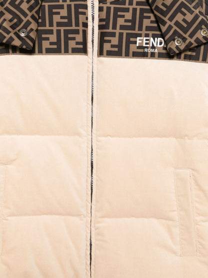 Chaqueta de plumón júnior beige con capucha y logo FF de la marca Fendi para niña