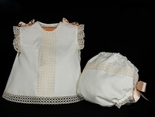 Conjunto 2705 con lazo beige para bautizo de la marca MIMOSINES