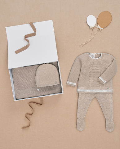 Baby set with cap and blanket from Paz Rodriguez brand.