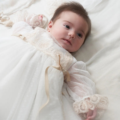 Faldón de bautizo con capota y bragita de la marca Amaya