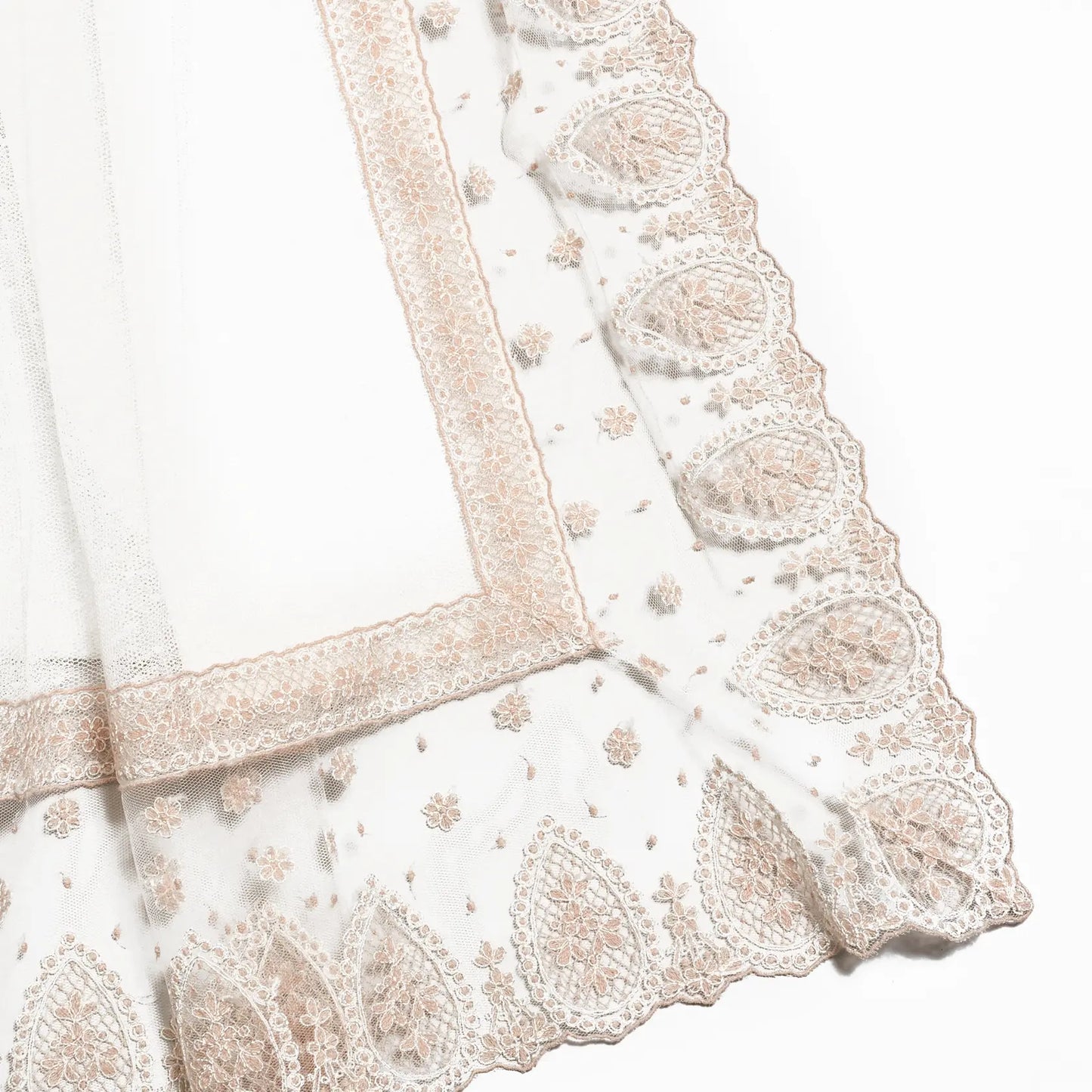 Faldón de bautizo con capota y bragita de la marca Amaya