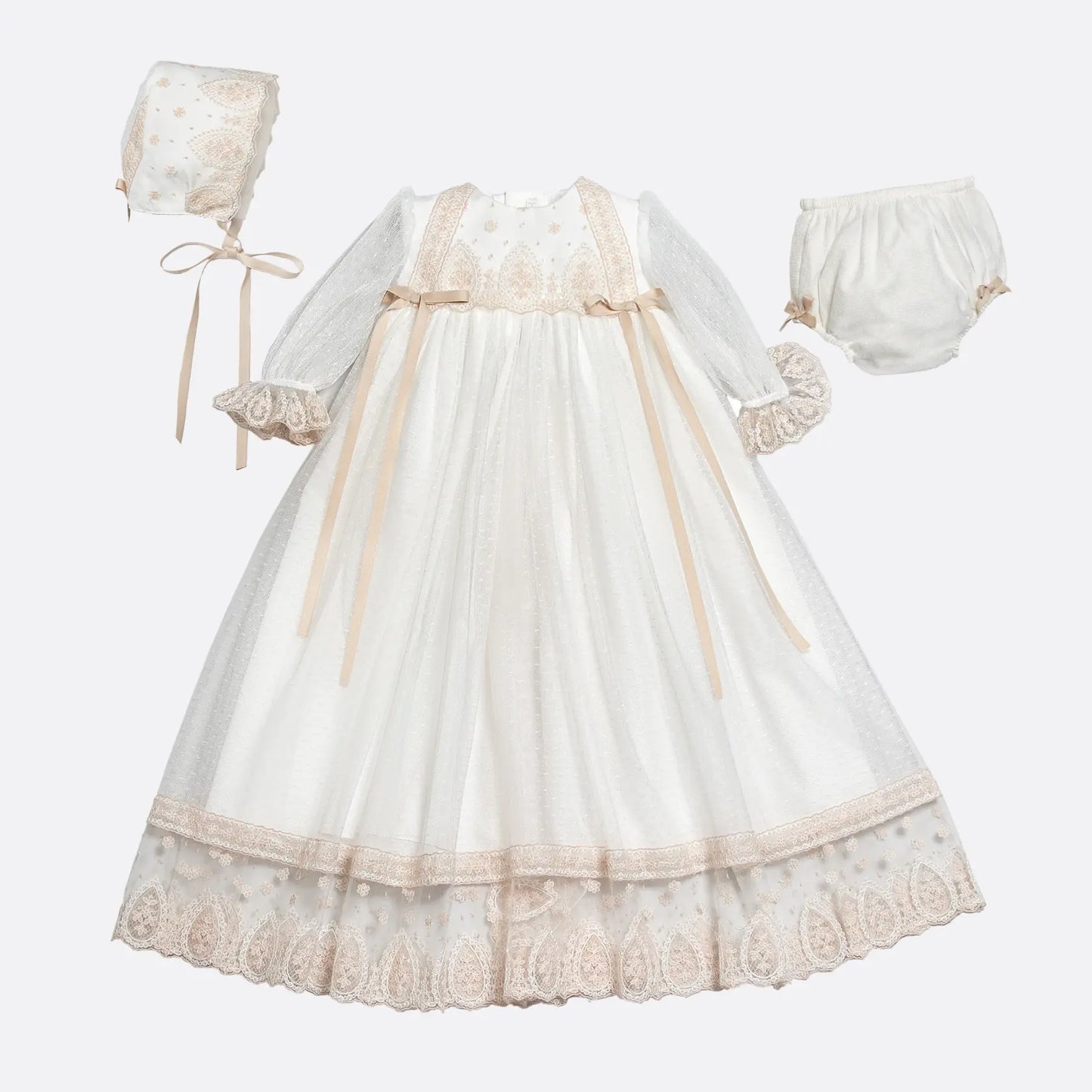 Faldón de bautizo con capota y bragita de la marca Amaya