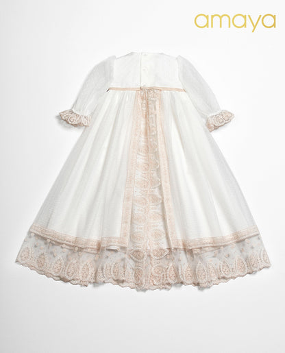 Faldón de bautizo con capota y bragita de la marca Amaya