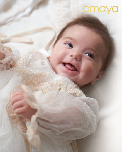 Faldón de bautizo con capota y bragita de la marca Amaya