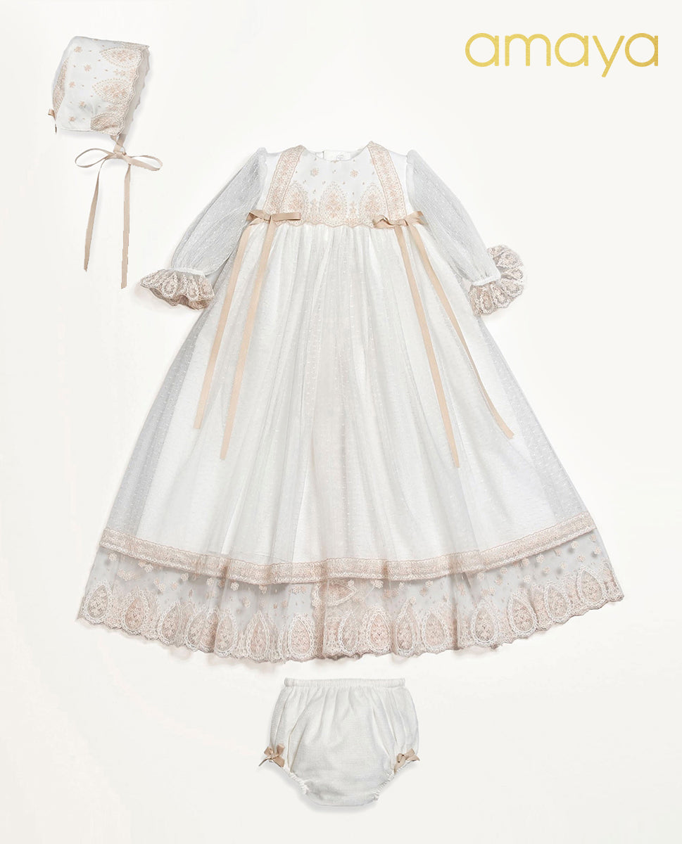 Faldón de bautizo con capota y bragita de la marca Amaya