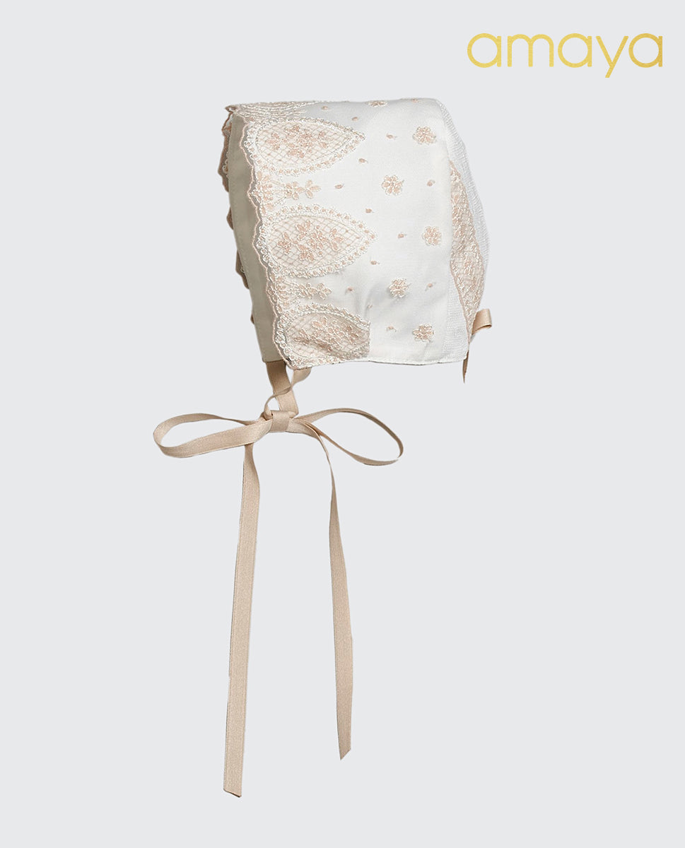 Faldón de bautizo con capota y bragita de la marca Amaya