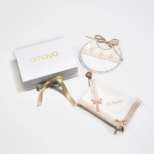 Set de bautizo de babero, chupetero y pañuelo  de la marca Amaya