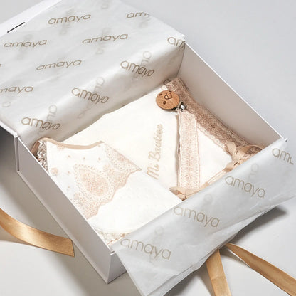 Set de bautizo de babero, chupetero y pañuelo  de la marca Amaya