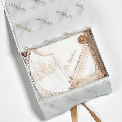 Set de bautizo de babero, chupetero y pañuelo  de la marca Amaya