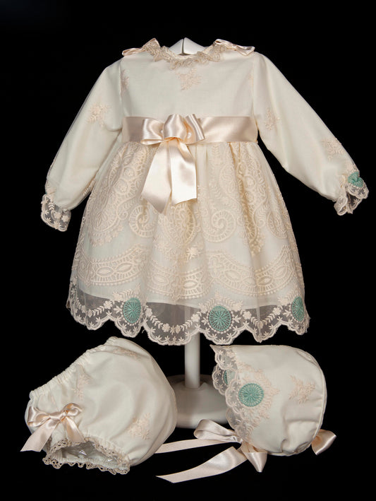 Vestido con bragita 2745 con gorro y zapatitos bautizo de la marca MIMOSINES