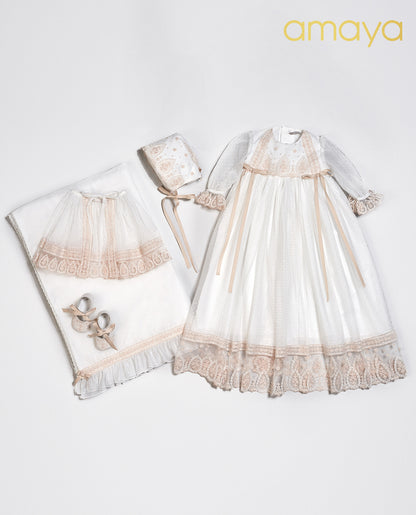 Faldón de bautizo con capota y bragita de la marca Amaya