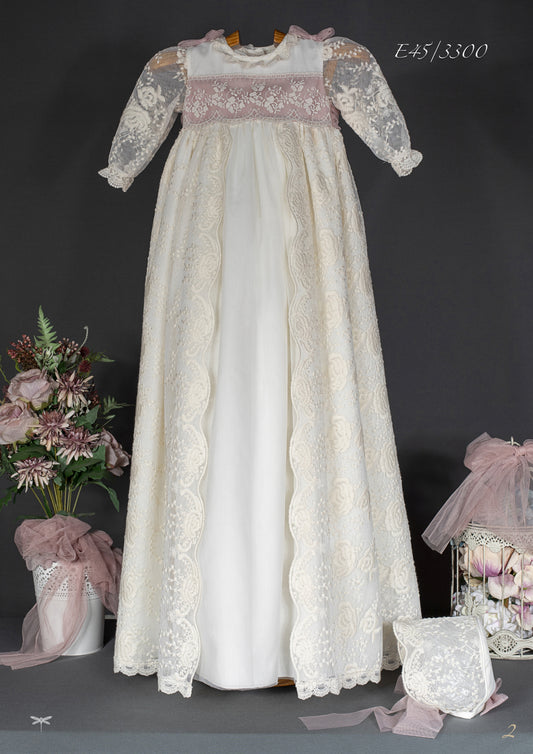 Vestido de bautizo crudo y rosa estilo faldón 3300 con gorro de la marca MIMOSINES