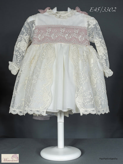 فستان من الدانتيل باللون البيج والوردي 3022 مع سروال داخلي وقبعة لحفل التعميد من MIMOSINES