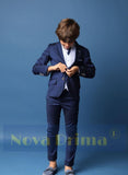 Traje con americana azul marino (en realidad sin chaleco y con corbata azul marino)  NOVA DRIMA