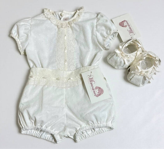 Conjunto con gorro y zapatitos con encaje de la marca MIMOSINES