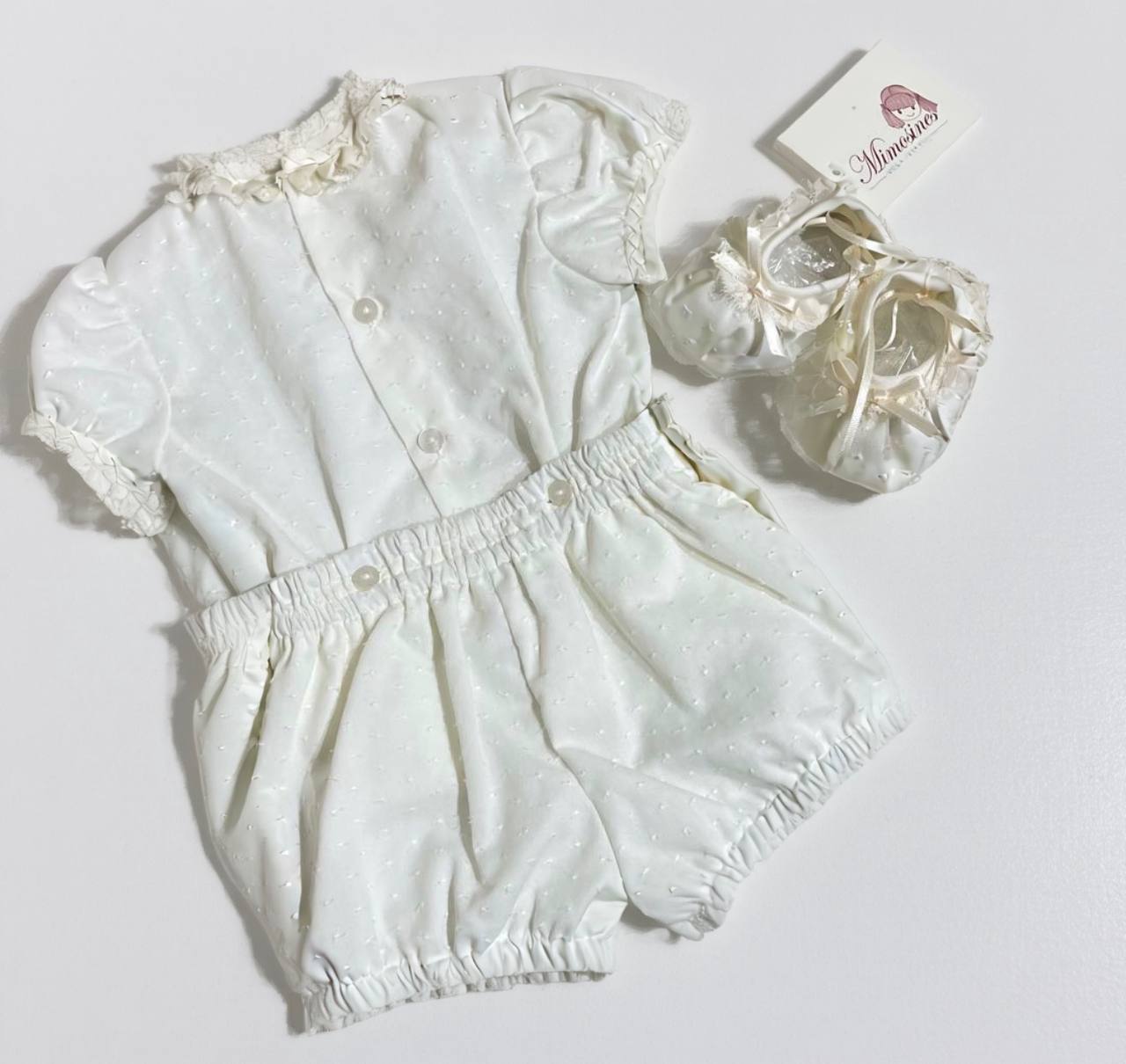 Conjunto con gorro y zapatitos con encaje de la marca MIMOSINES