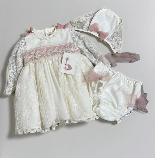 Vestido de encaje crudo rosa 3302 con bragita y gorro para bautizo de la marca MIMOSINES